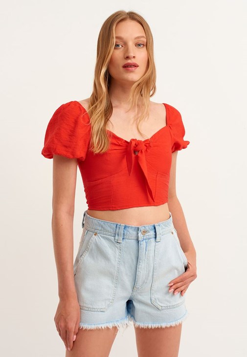 Kırmızı Yaka Detaylı Crop Bluz