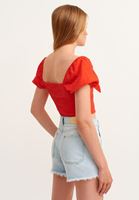 Bayan Kırmızı Yaka Detaylı Crop Bluz