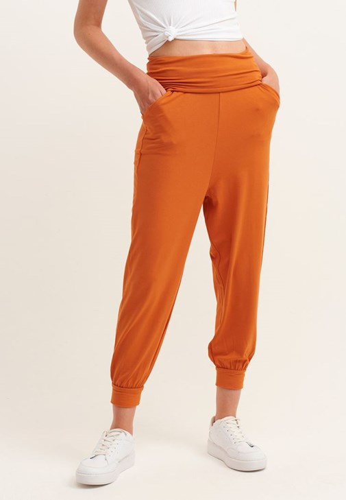 Bel Detaylı Jogger Pantolon ve Atlet Kombini