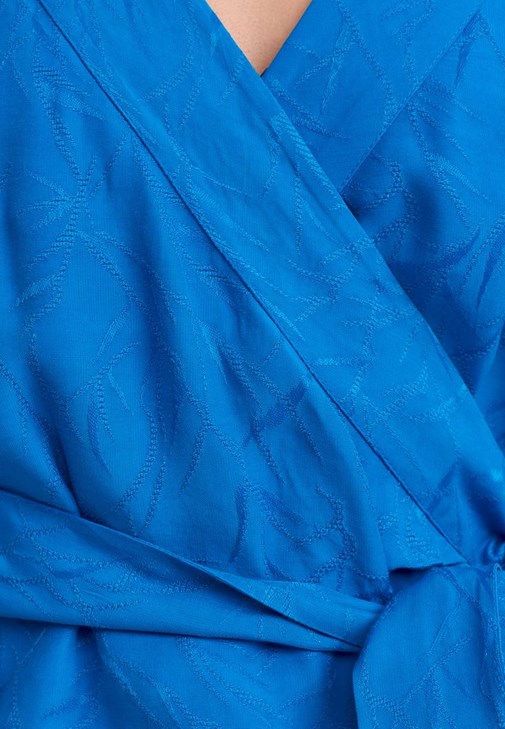Kruvaze Kimono ve Çizgili Pantolon Kombini