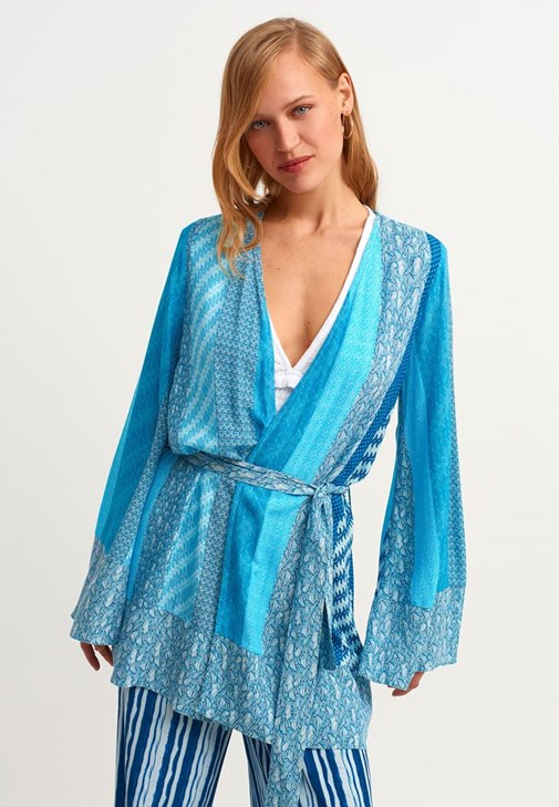 Wide-Leg Pantolon ve Kuşaklı Kimono Kombini
