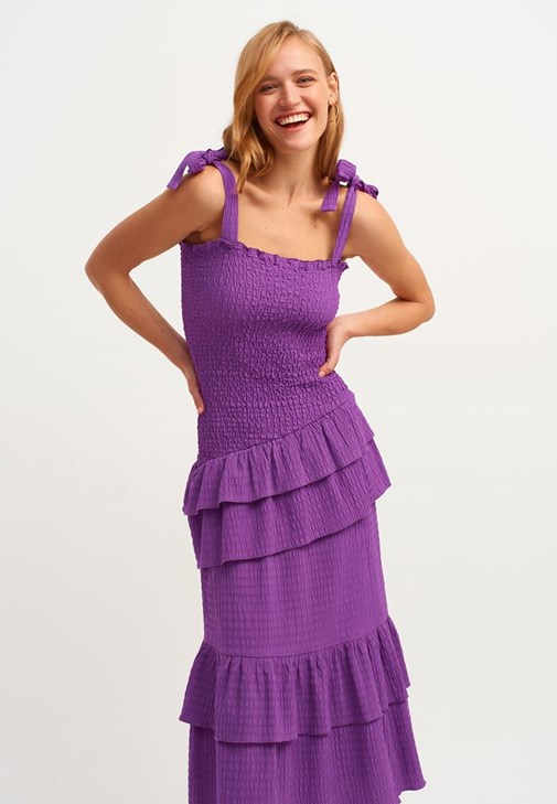 Fırfırlı ve Gipeli Maxi Elbise ve Sneaker Kombini