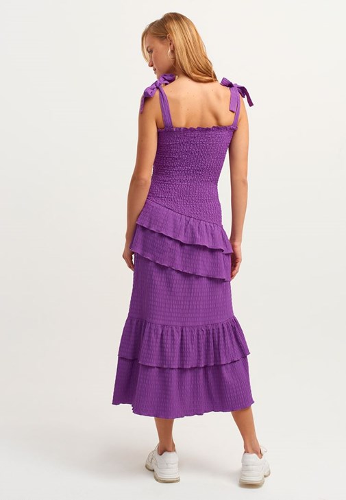 Fırfırlı ve Gipeli Maxi Elbise ve Sneaker Kombini