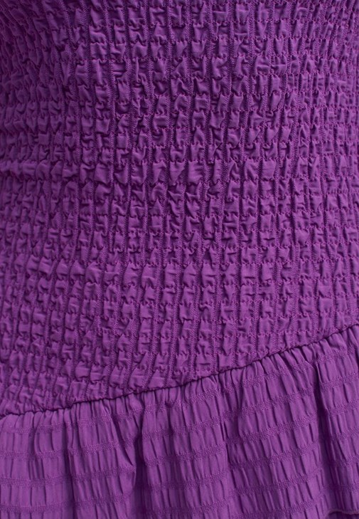 Fırfırlı ve Gipeli Maxi Elbise ve Sneaker Kombini