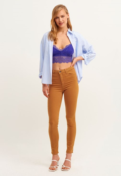 Dantelli Bralet ve Skinny Pantolon Kombini