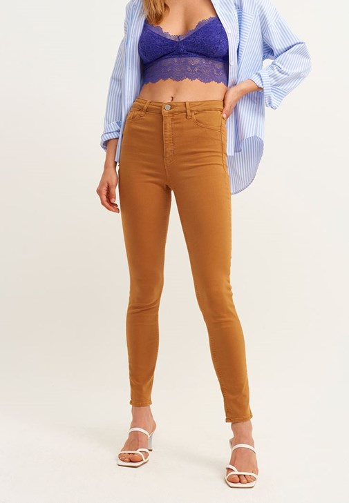 Dantelli Bralet ve Skinny Pantolon Kombini