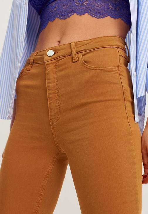 Dantelli Bralet ve Skinny Pantolon Kombini