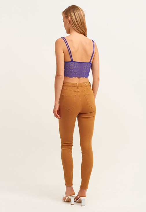 Dantelli Bralet ve Skinny Pantolon Kombini