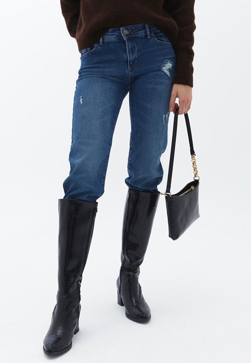 Cepli Gömlek ve Denim Pantolon Kombini