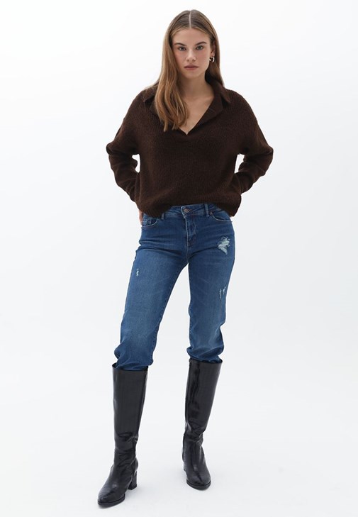 Cepli Gömlek ve Denim Pantolon Kombini