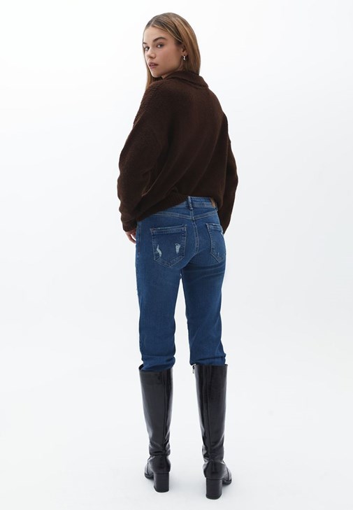 Cepli Gömlek ve Denim Pantolon Kombini