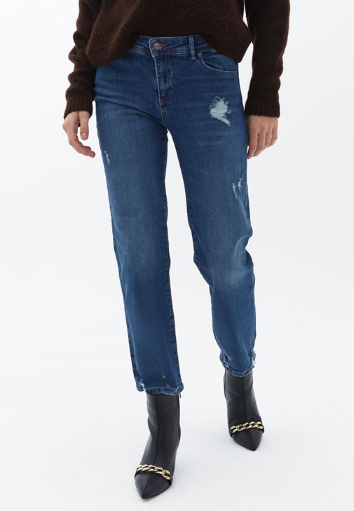 Cepli Gömlek ve Denim Pantolon Kombini