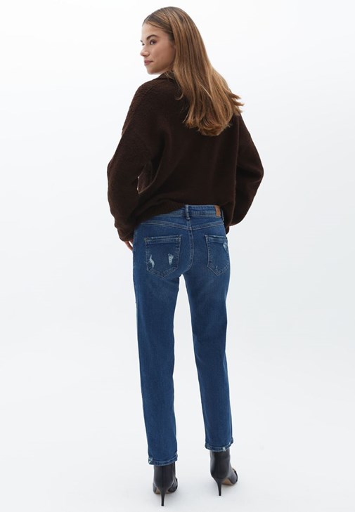Cepli Gömlek ve Denim Pantolon Kombini
