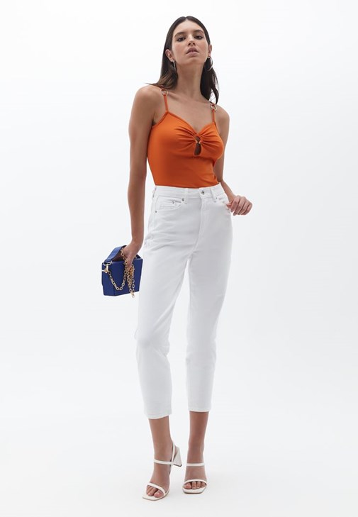 Cut-Out Detaylı Atlet ve Mom-Fit Pantolon Kombini