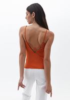 Cut-Out Detaylı Atlet ve Mom-Fit Pantolon Kombini