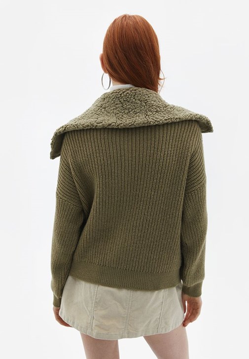 Hırka ve Kadife Etek Kombini