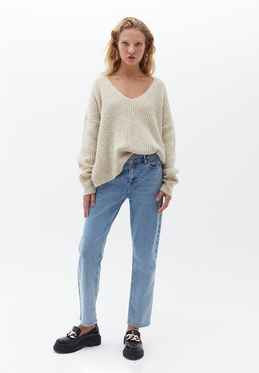 Triko Kazak ve Cigarette-Fit Denim Pantolon Kombini