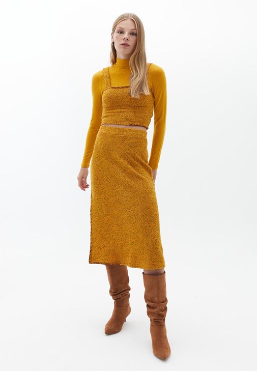 Yırtmaçlı Midi Etek ve Kare Yaka Atlet Kombini