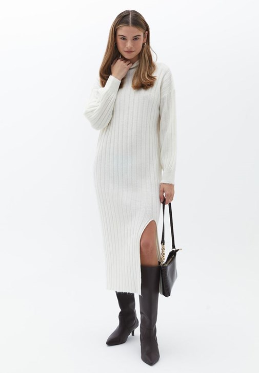 Krem Yırtmaçlı Uzun Triko Elbise