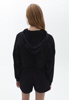 Kapüşonlu Crop Sweatshirt ve Mini Etek Kombini