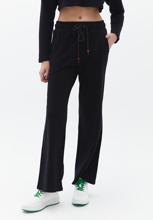 Baskılı Sweatshirt ve Wide-Leg Pantolon Kombini