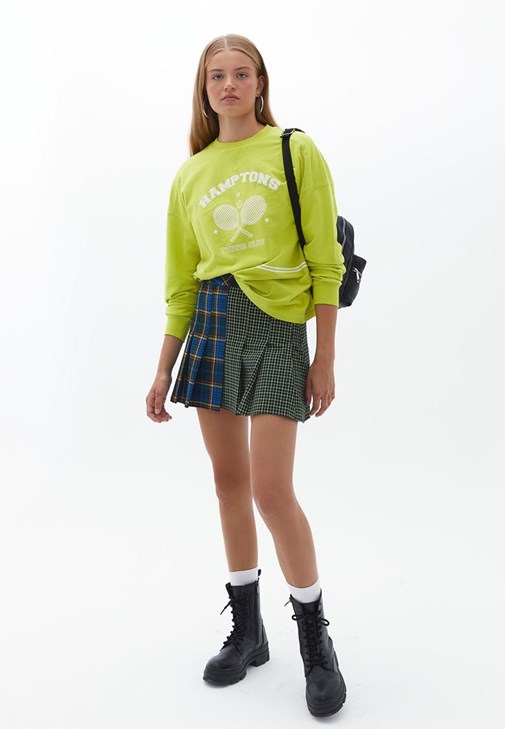 Oversize Sweatshirt ve Mini Etek Kombini