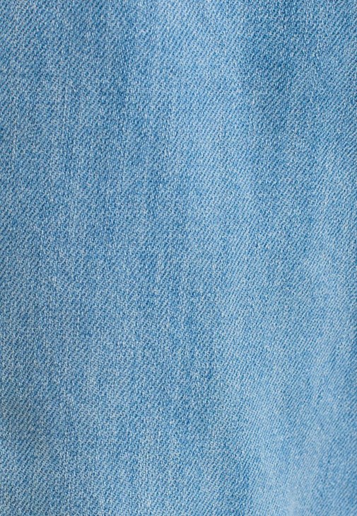 Denim Jogger Pantolon ve Uzun Kollu Tişört Kombini