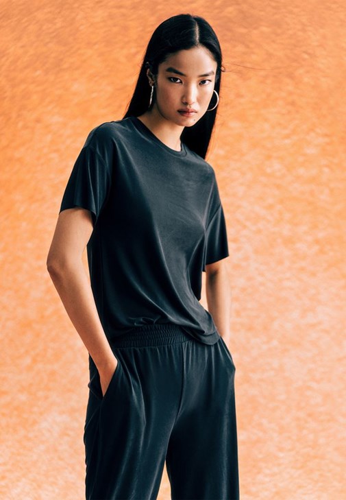 Sıfır Yaka Tişört ve Jogger Pantolon Kombini