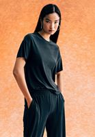 Sıfır Yaka Tişört ve Jogger Pantolon Kombini