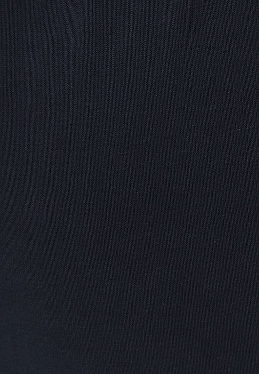 Sıfır Yaka Tişört ve Jogger Pantolon Kombini