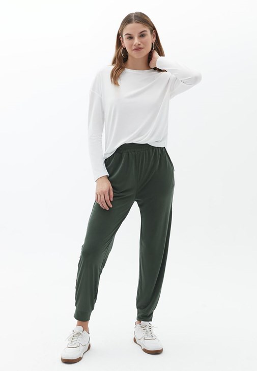 Loose-Fit Tişört ve Pantolon Kombini