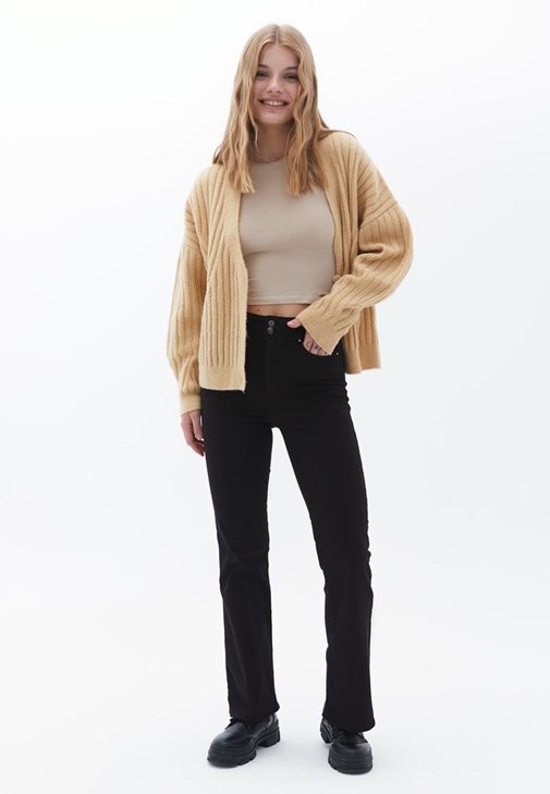 Bootcut Pantolon ve Düğmeli Hırka Kombini