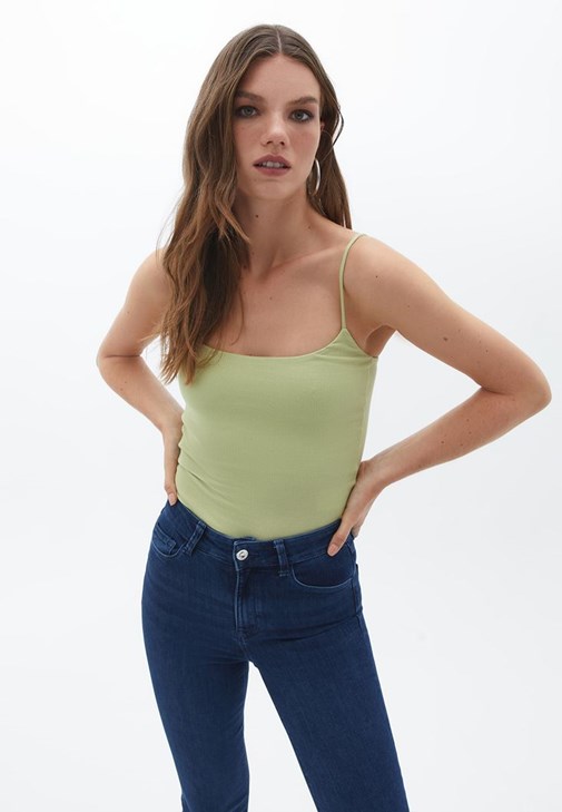 Askılı Atlet ve Denim Mom Jean Kombini
