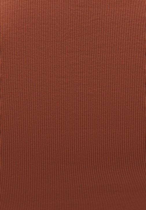 Kapüşonlu Yağmurluk ve Yüksek Bel Pantolon Kombini