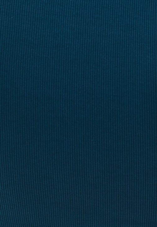 Yüksek Yaka Tişört ve Yüksek Bel Pantolon Kombini