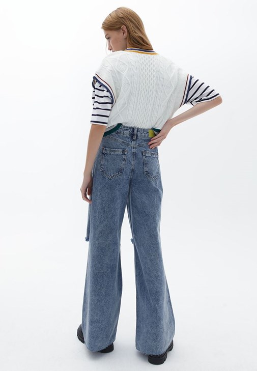 Sıfır Yaka Crop Kazak ve Wide-Leg Pantolon Kombini