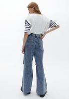 Sıfır Yaka Crop Kazak ve Wide-Leg Pantolon Kombini