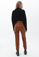 Vegan Deri Jogger Pantolon ve Triko Hırka Kombini