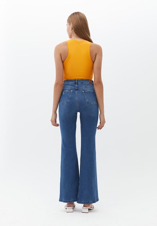Flare Denim Pantolon ve Pamuklu Atlet Kombini