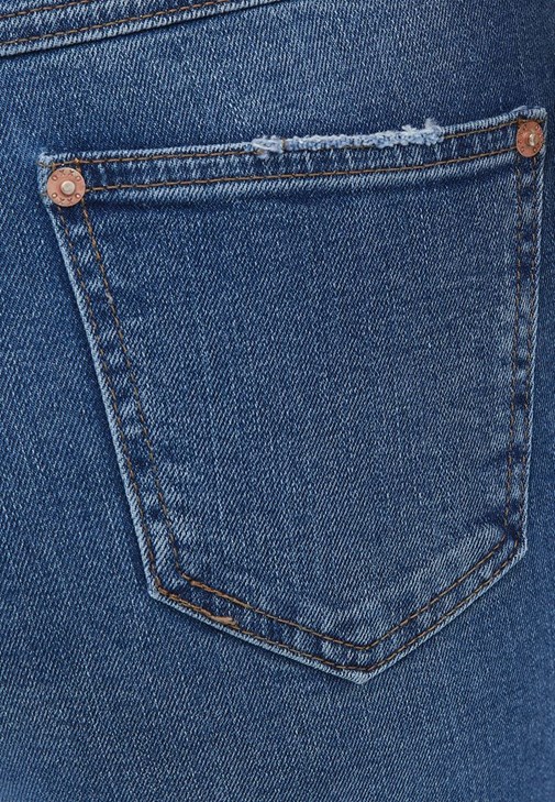 Flare Denim Pantolon ve Pamuklu Atlet Kombini