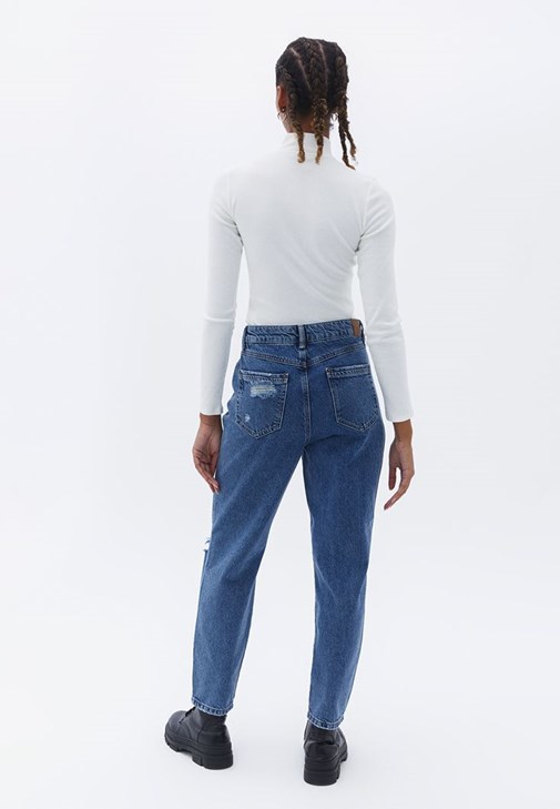 Loose-Fit Kazak ve Mom-Fit Pantolon Kombini