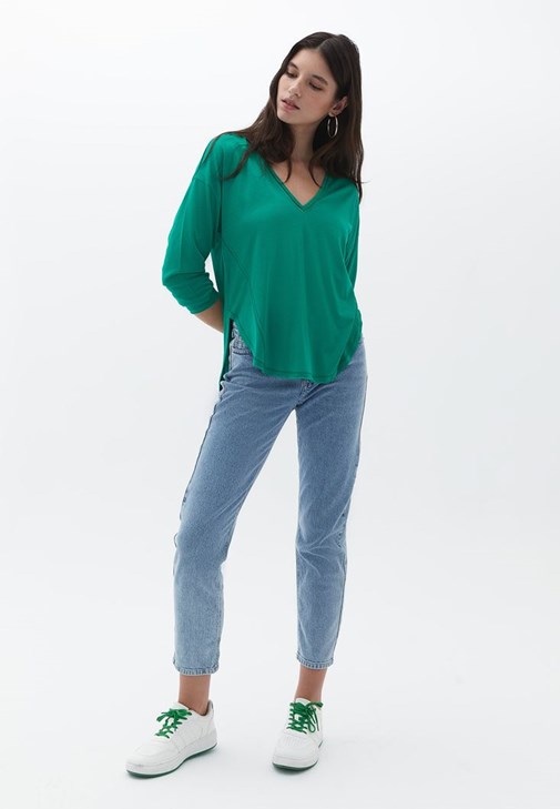 Uzun Kollu V Yaka Tişört ve Denim Pantolon Kombini