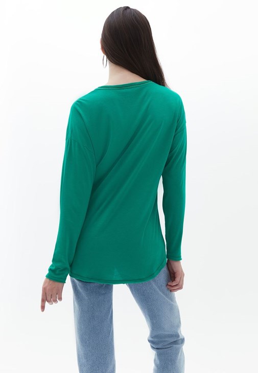 Uzun Kollu V Yaka Tişört ve Denim Pantolon Kombini