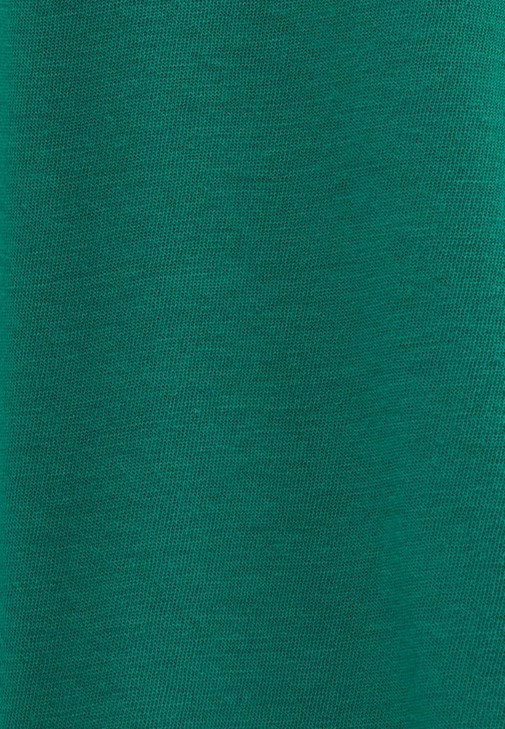 Uzun Kollu V Yaka Tişört ve Denim Pantolon Kombini