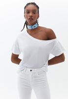 Bayan Beyaz Yaka Detaylı Tişört