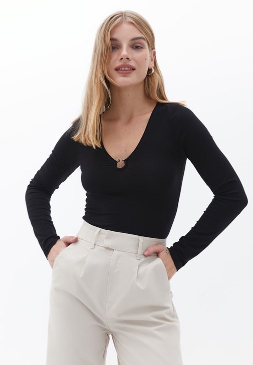 Siyah Modal Toka Detaylı Bluz