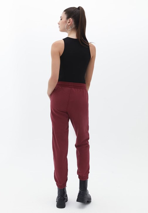 Jogger Pantolon ve U Yaka Tişört Kombini