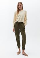 Jogger Pantolon ve Bej Top Kombini