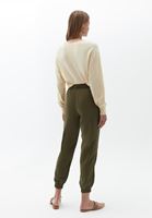 Jogger Pantolon ve Bej Top Kombini