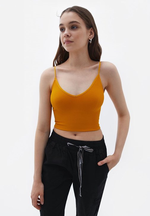 Crop Atlet ve Yumuşak Tuşeli Jogger Pantolon Kombini